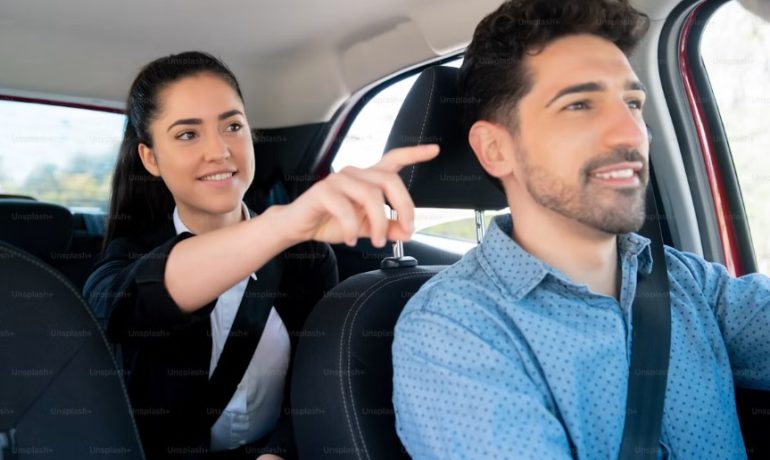 Personne en tenue professionnelle montant dans une voiture en ville, illustrant le covoiturage quotidien comme solution durable