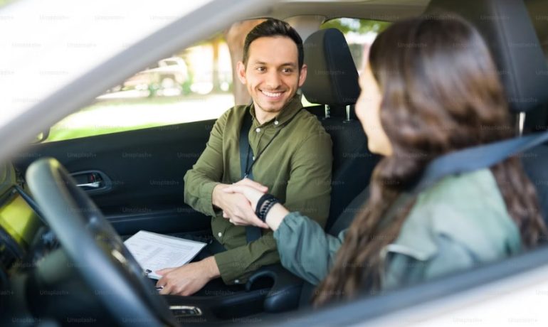 Personne utilisant un smartphone avec une carte routière, illustrant la recherche de covoiturage sur une plateforme sécurisée
