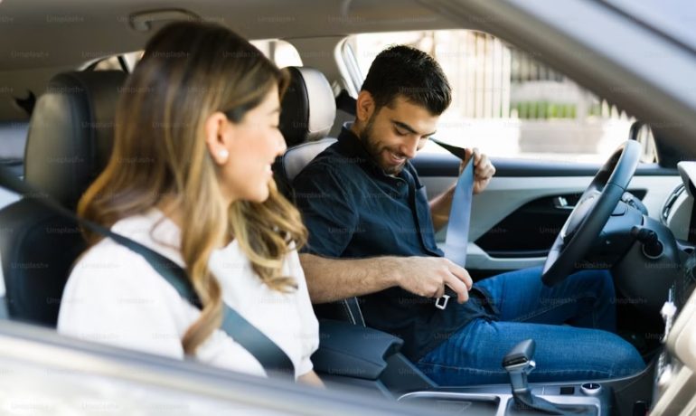 Smartphone affichant l'application Europe Carpooling avec une carte, illustrant une solution de covoiturage innovante