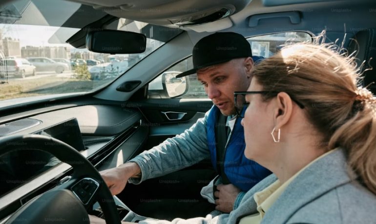 Groupe diversifié de personnes souriant devant une voiture, illustrant la plateforme de covoiturage Europe Carpooling pour tous