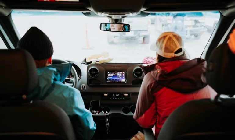 Voiture sur une route avec la Tour Eiffel en arrière-plan, illustrant le covoiturage comme solution de mobilité en France