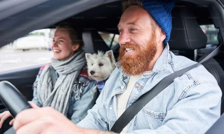 Personne utilisant un smartphone pour faire une demande de covoiturage sur une application mobile