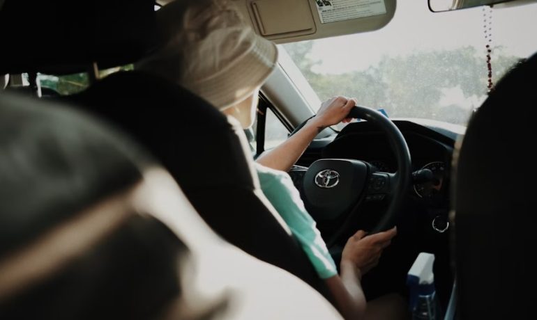 Voiture sur une route avec des symboles de sécurité et de diversité, illustrant la solution de covoiturage Europe Carpooling