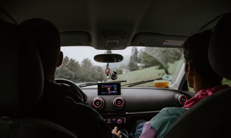 Personne souriante au volant en ville, illustrant une plateforme de covoiturage pour des trajets quotidiens économiques