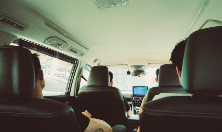 Route avec différentes silhouettes, illustrant la diversité des services de covoiturage de la plateforme