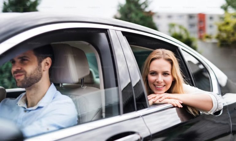 Voiture sur une route offrant différents services de covoiturage pour simplifier les déplacements quotidiens