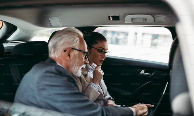 Planète Terre avec des routes, illustrant la solution de mobilité durable qu'est le covoiturage pour l'Europe et le monde