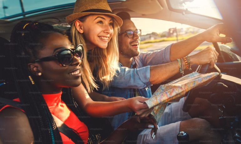 Voiture en ville illustrant le covoiturage local pour les déplacements quotidiens du travail